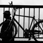 Fahrrad an Brücke in Berlin