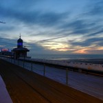 Pier im englischen Blackpool in der Abenddämmerung
