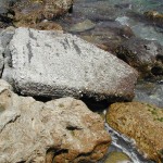 Steine im Meer bei Rhodos (Griechenland)