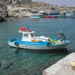 Boote in Badebucht auf Rhodos (Griechenland)