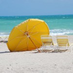 Sonnenschirm und Strandliegen in Miami Beach in Florida