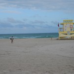 Spaziergänger am Strand von Miami Beach in Florida