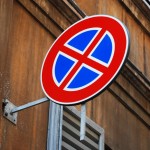 Verkehrszeichen in einer Gasse in Modena (Italien)