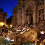 Der Trevi-Brunnen (Fontana di Trevi) in Rom bei Nacht