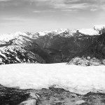 Schneebedeckte Berge oberhalb des Geirangerfjords in Norwegen