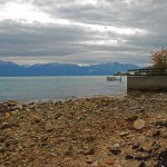 Am Ufer eines kleinen Dorfes in Norwegen