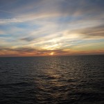 Skandinavischer Sonnenuntergang auf See
