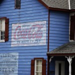 Außenfassade eines Hauses mit Coca Cola-Werbung in St. Augustine (Florida)