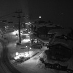 Nacht und Schnee liegt über Val Thorens