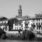 Häuserfront am Ufer des Etsch in Verona (Italien)