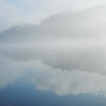 Nebel über dem Hennesee bei Meschede im Sauerland