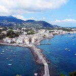 Blick vom Castello Aragonese auf Ischia Porto