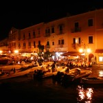 Die Gastromeile im Hafen von Ischia Porto bei Nacht