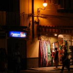 Fußgängerzone in Ischia Porto bei Nacht