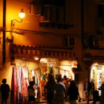 Fußgängerzone in Ischia Porto bei Nacht