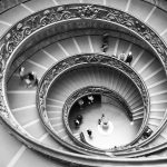 Eine Treppe im Vatikanischen Museum