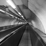 Eine Rolltreppe zu einer U-Bahnstation in Rom in schwarz-weiß