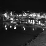 Der Tiber bei Nacht in schwarz-weiß