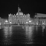 Der Petersdom bei Nacht in schwarz-weiß