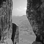 Blick zwischen zwei Felsen auf die Elbe in der Sächsischen Schweiz