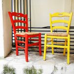 Stühle in der Altstadt von Korfu Stadt