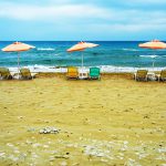 Liegen und Sonnenschirme auf Korfu