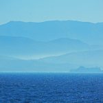 Berge bei Korfu im Morgennebel auf dem Weg nach Paxos