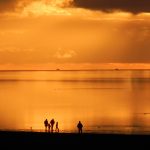 Das letzte Sonnenlicht trifft die Nordsee in Norden