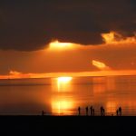 Die Sonne versinkt in der Nordsee in Norden