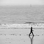 Spaziergängerin am Strand auf Norderney