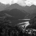 Der Alpsee und Berge im Nebel