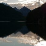 Der Alpsee in Hohenschwangau in der Abenddämmerung