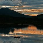 Abenddämmerung über dem Hopfensee im Allgäu