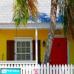 Farbenfrohe Vorderseite eines Hauses in Key West (Florida)