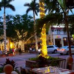 Die 5th Avenue in Naples (Florida) in der Abenddämmerung