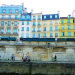 Spaziergänger am Seineufer in Paris