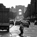 Fußgänger auf der Avenue des Champs-Élysées in Paris