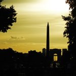 Sonnenuntergang über dem Obelisk von Luxor in Paris