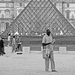 Die Glaspyramide im Innenhof des Louvre in Paris