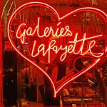 Leuchtreklame der Galeries Lafayette in Paris