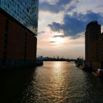 Abenddämmerung an der Elbphilharmonie und im Hamburger Hafen