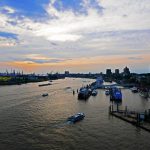 Abenddämmerung über dem Hamburger Hafen